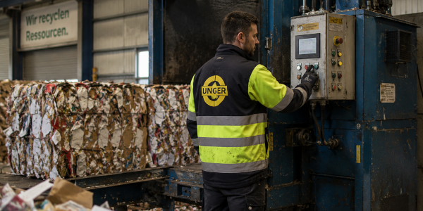 Papierpresse bedienen